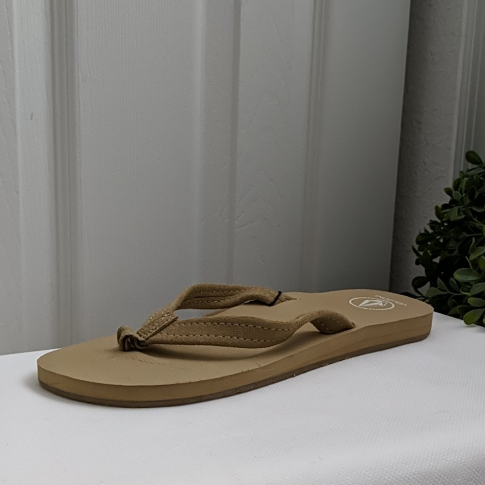 NWT Volcom flip flops